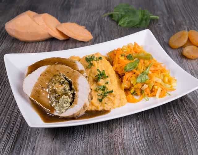 BE0030_Schweinsruecken_Suesskartoffelpueree_karotten_lauch_salat_640x500-sml